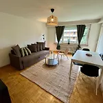 Chic Comfort In A Prime Location Apartment *