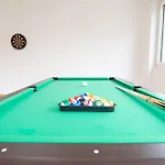 Spacious Zurich Flat With Game Room & Pool Table