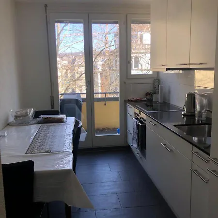 Ein Zimmer In Einer 2-zimmer-wohnung Im Zentrum Homestay