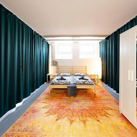Apartment Sunlit Urban Haven Loft With Five Queen Beds Zurich