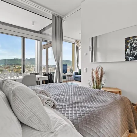 Large Luxury Business Penthouse Near Main Station Apartment *