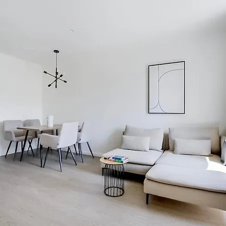 Oak Suite - District 4 *