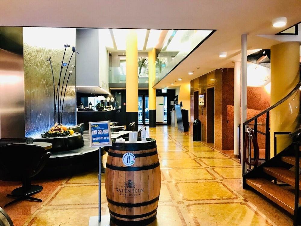 Central Plaza Hotel 4*