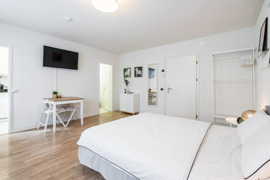 Bright & Studio Office & Netflix Apartment *