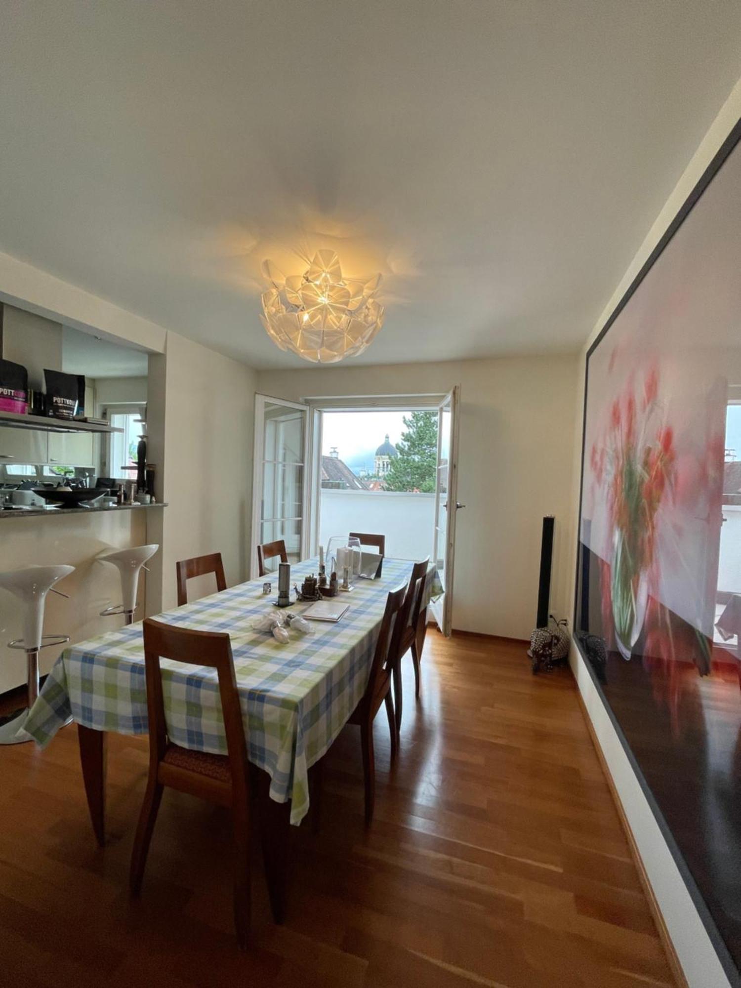 Spacious And Stylish In Apartment