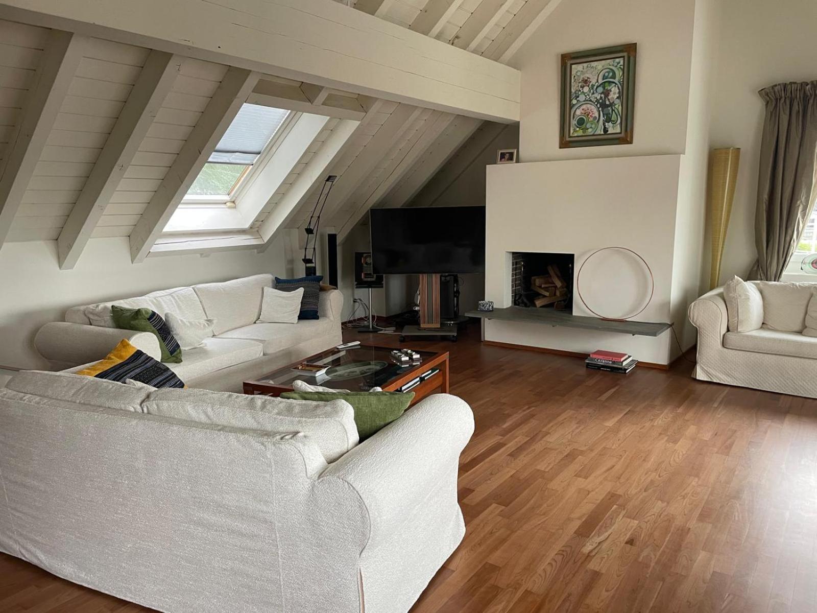 Spacious And Stylish In Apartment