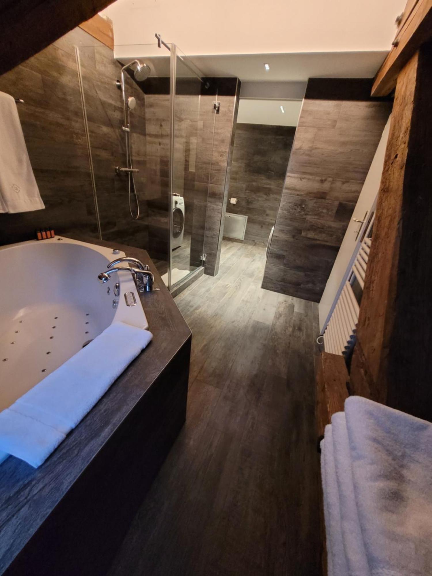 Le Bijou Lintheschergasse / Hb *