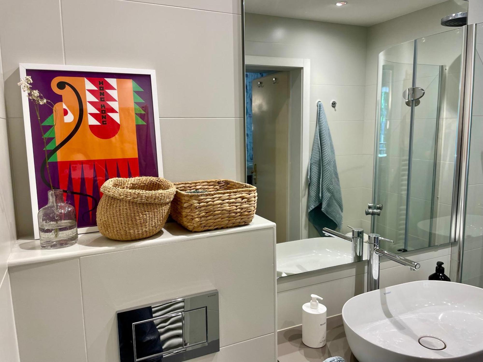 Luxury, Quiet Flat Overlooking Apartment *