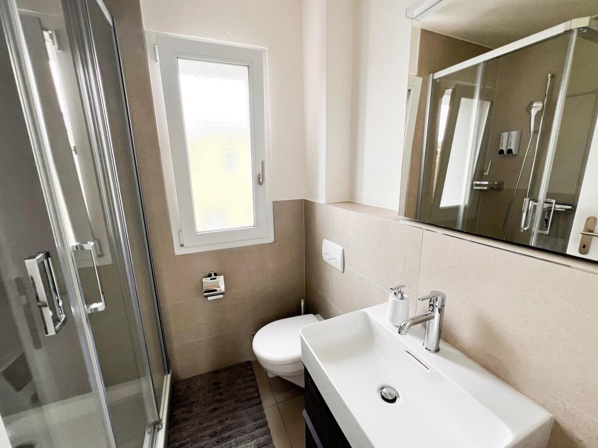 Skyline Rooftop With 2 Balconies -401-