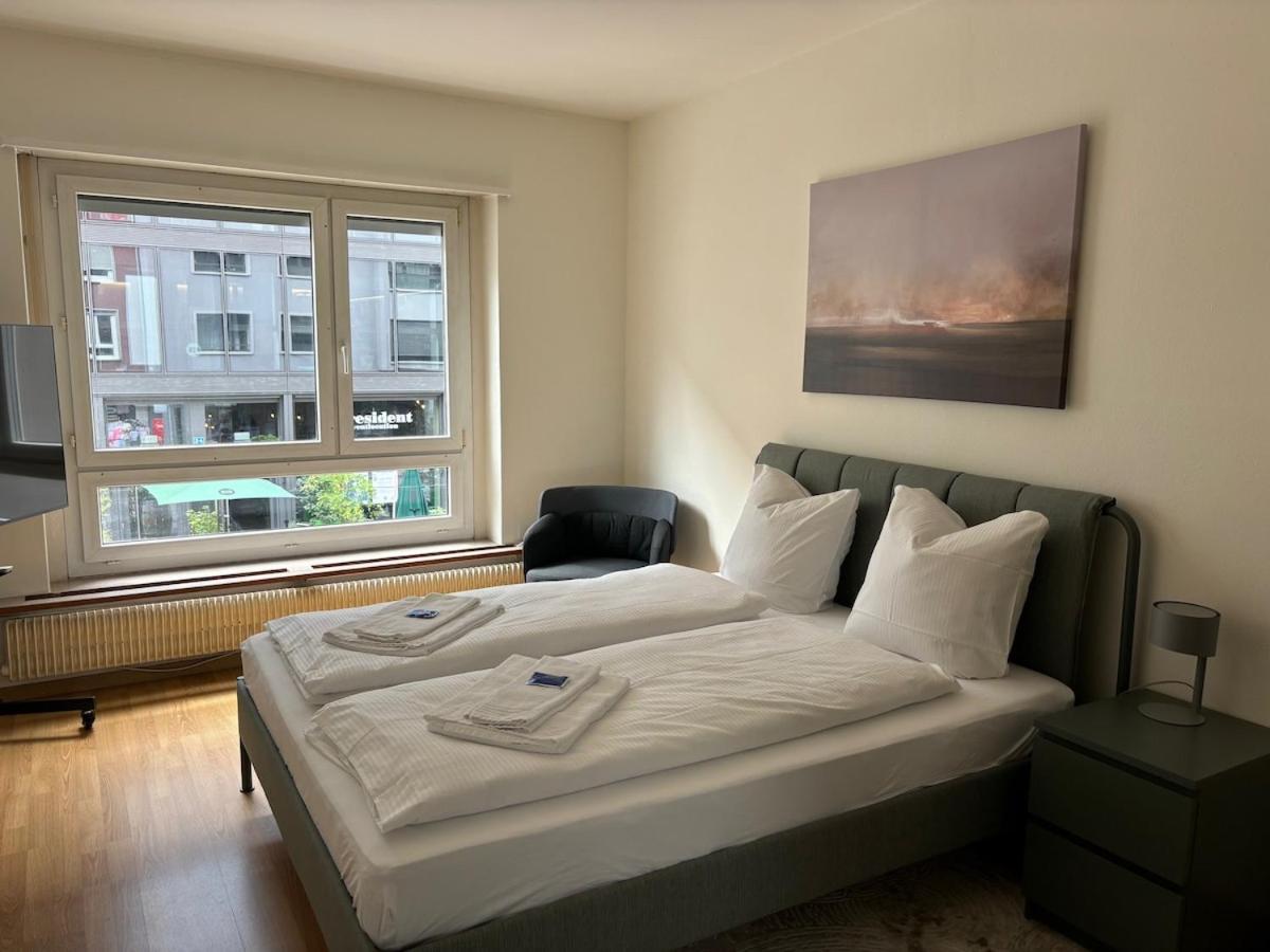 Modest In The Center - Cross 4 Zurich