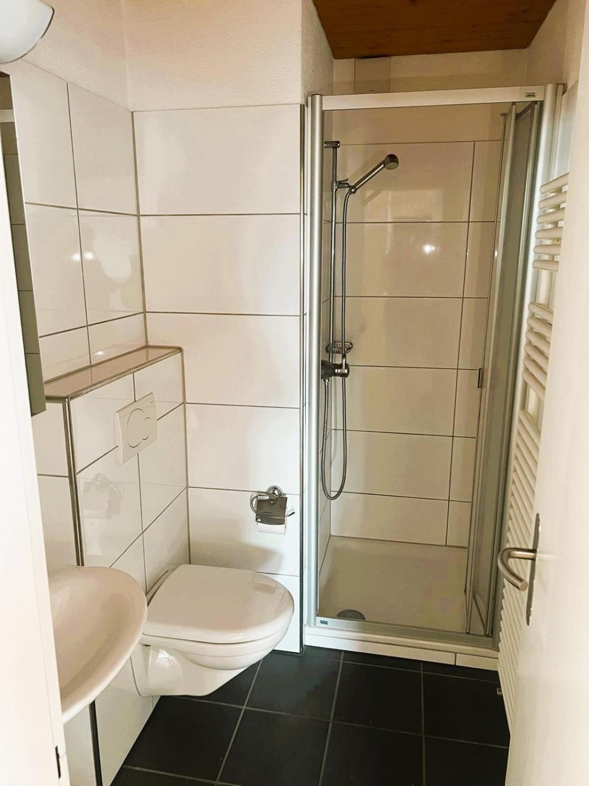 Large Flats, Hwa - Self Checkin