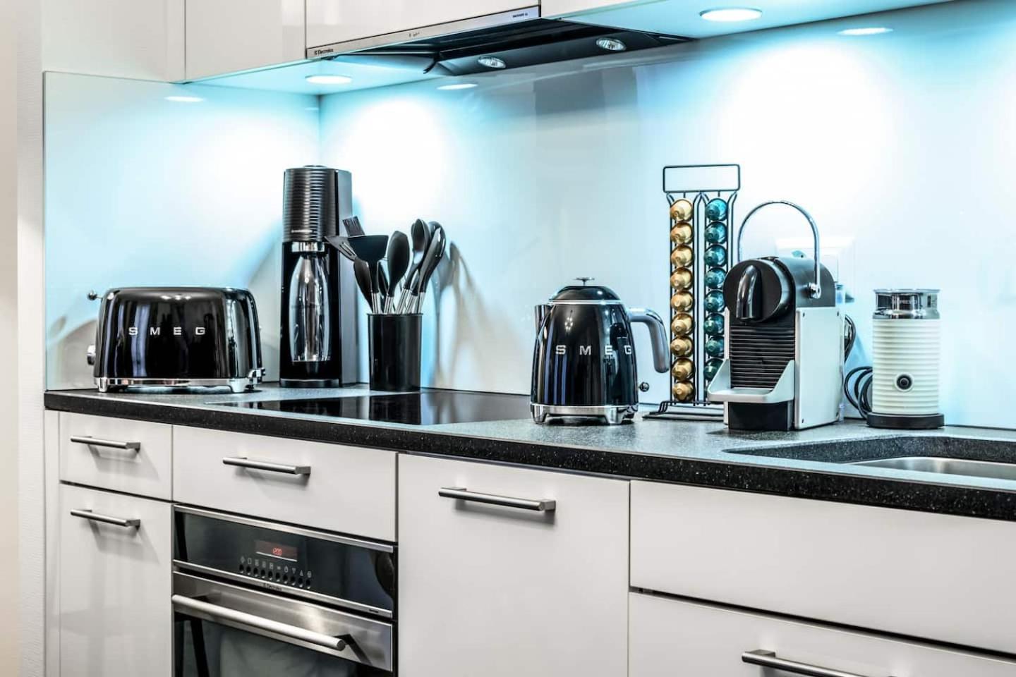 Downtown Ac Private Balcony Apartment *