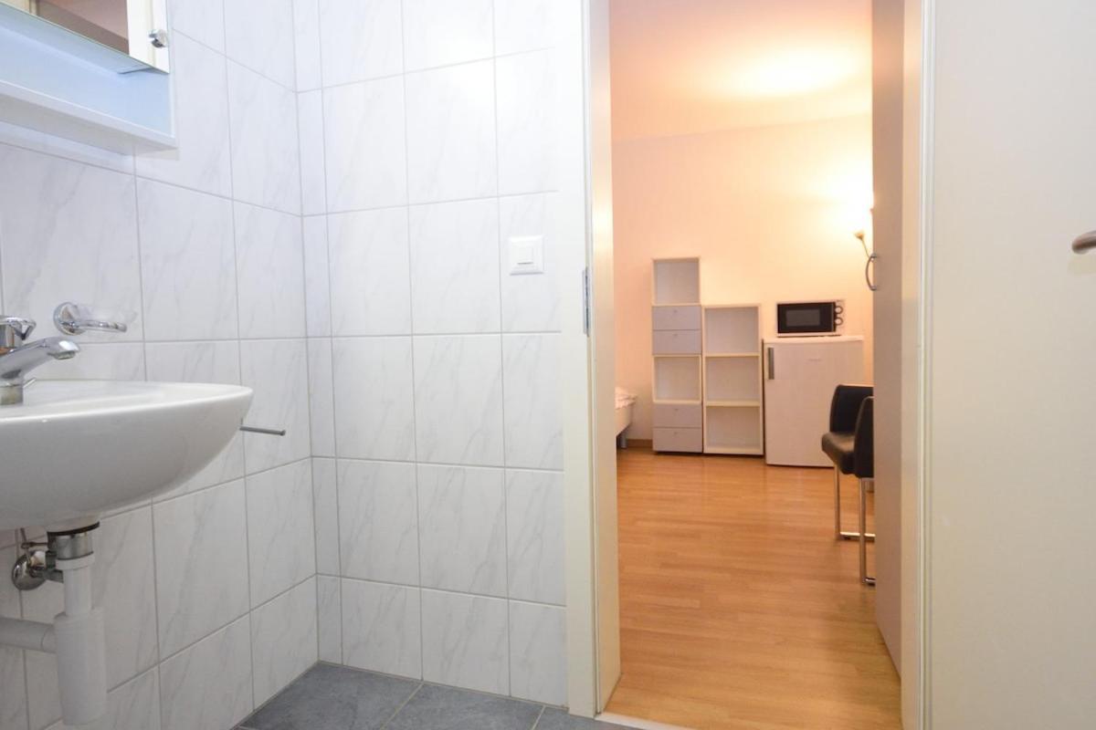 Practical At Trendy Location - Stork 22 *