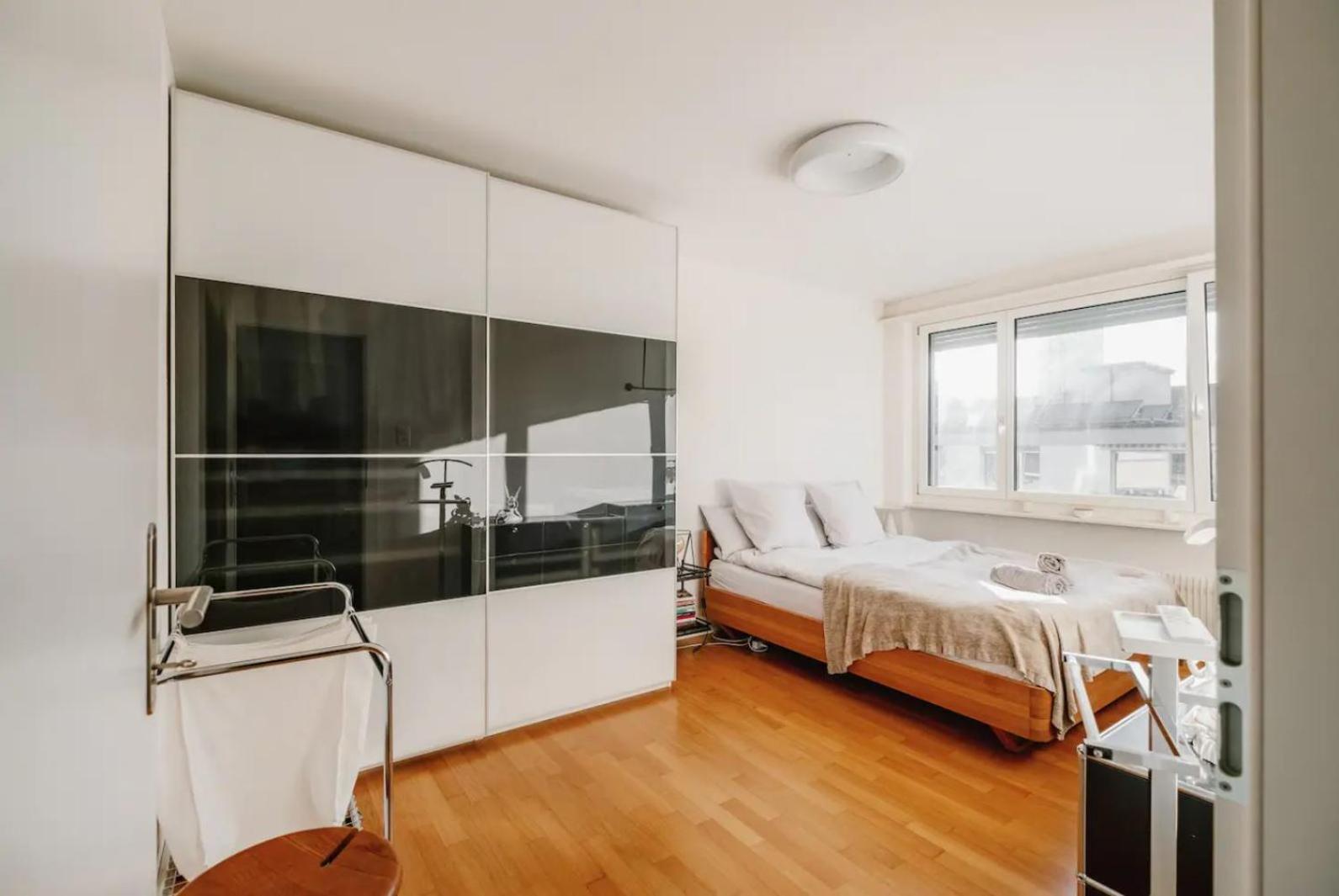 Modern With Balcony In Center A Hoh - Self Checkin *