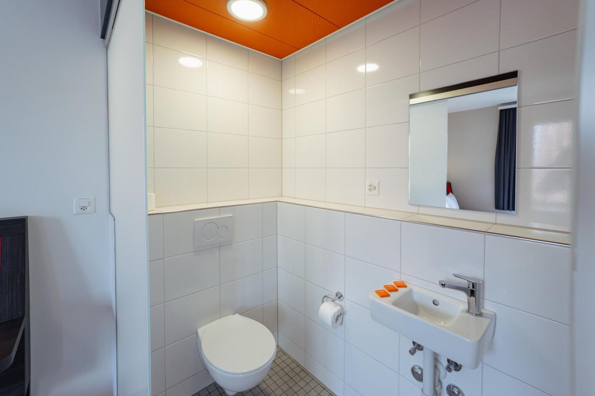 Easyhotel Main Station *