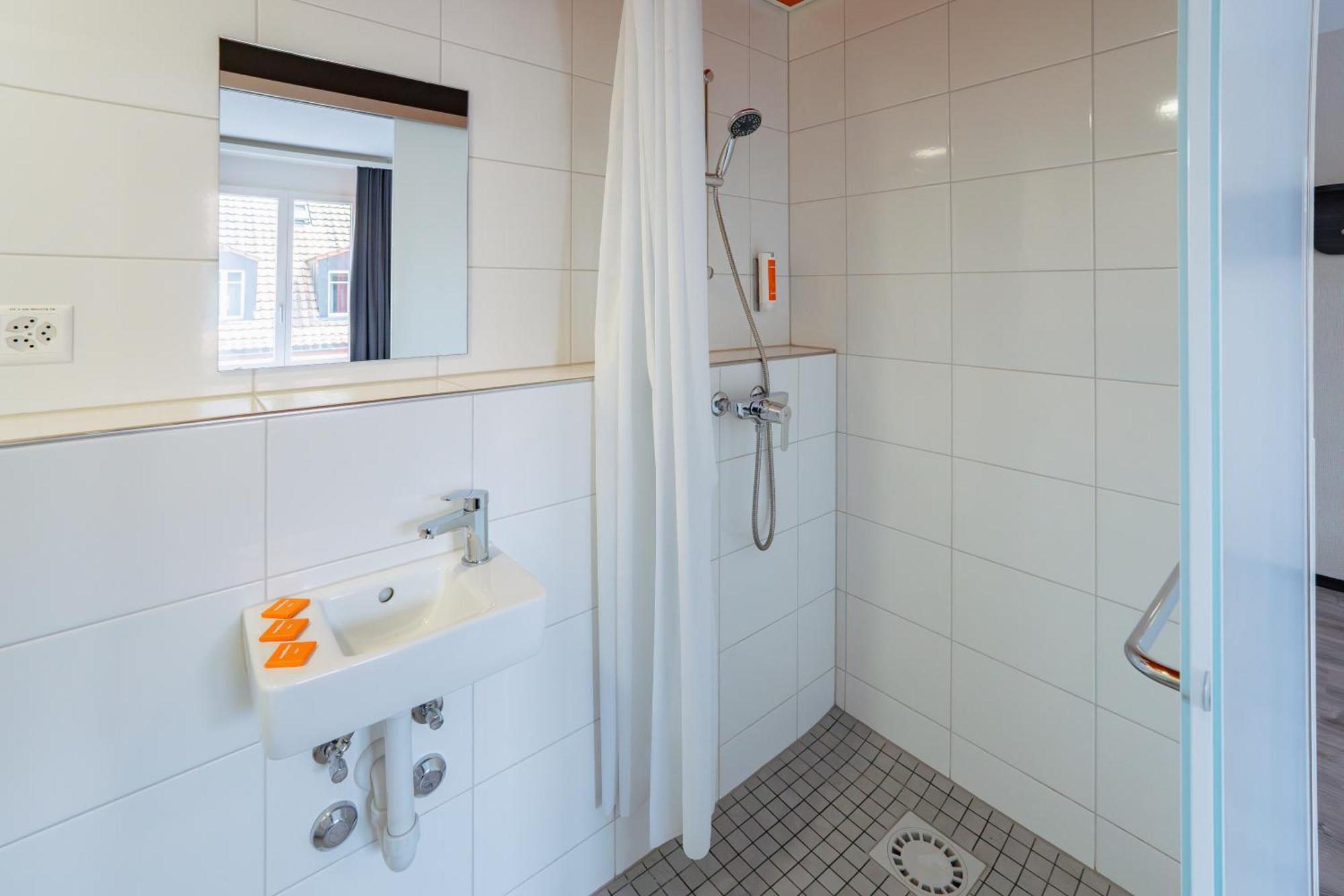 Easyhotel Main Station *