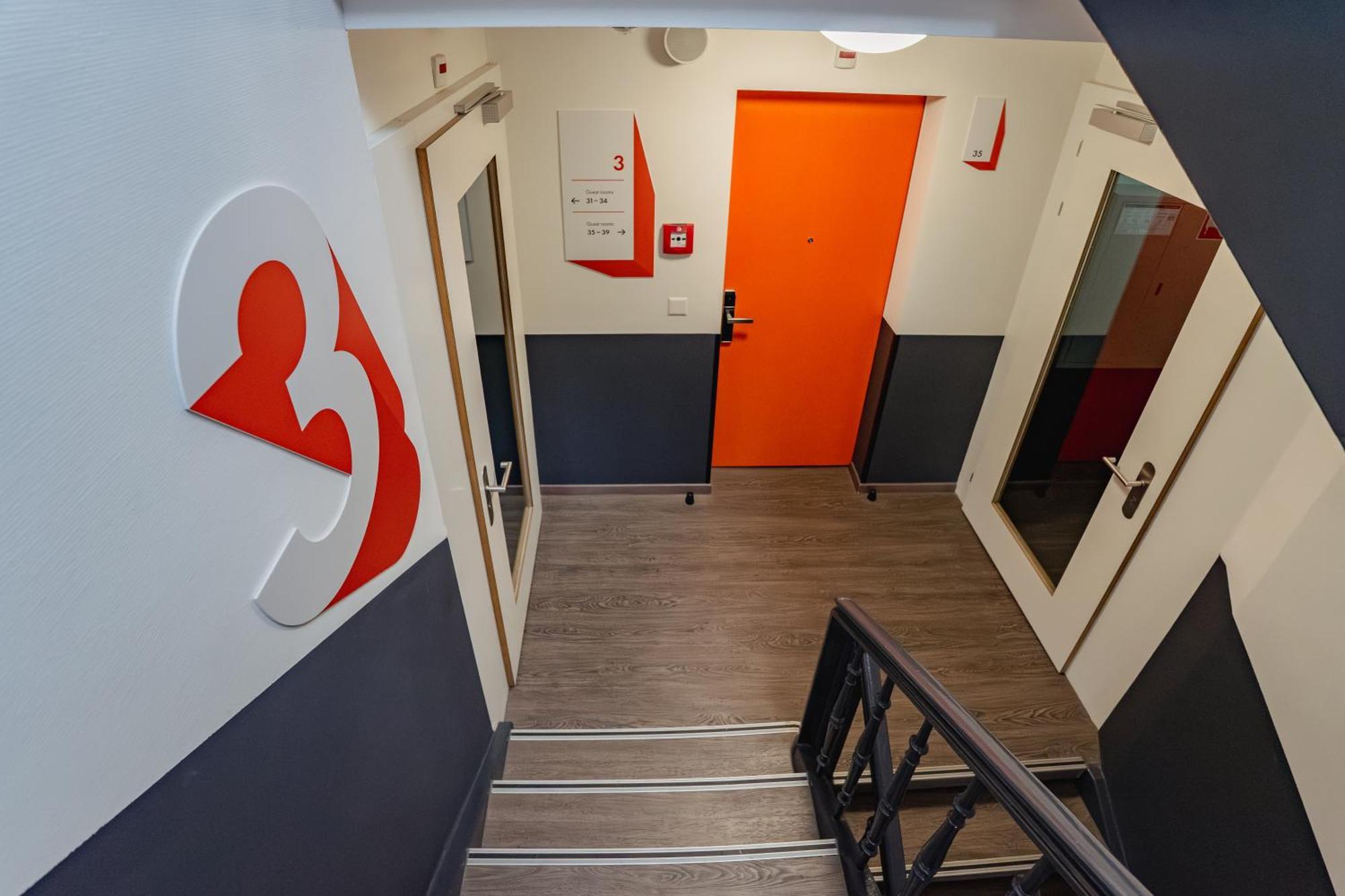 Easyhotel West 2*