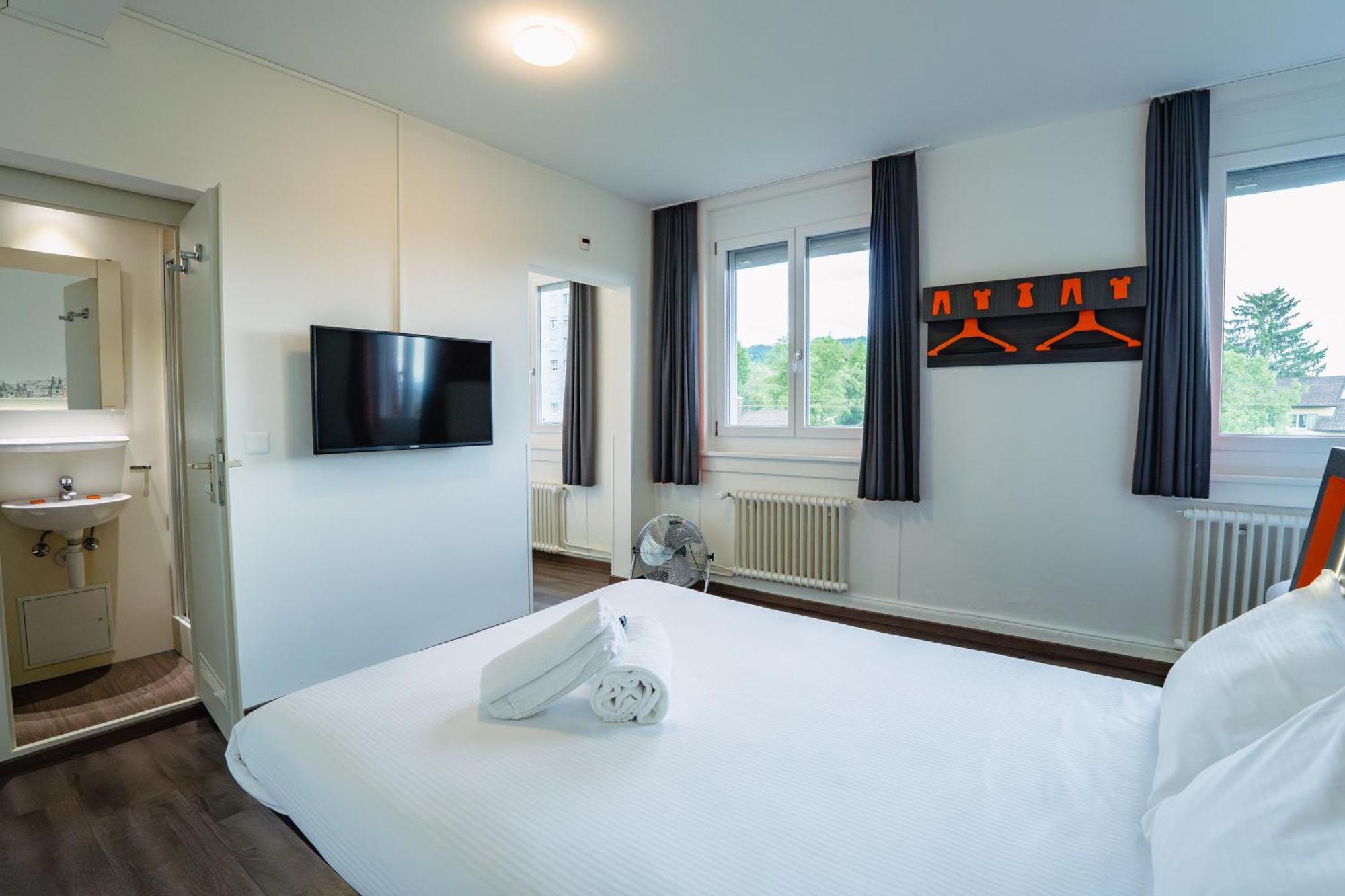 Easyhotel West