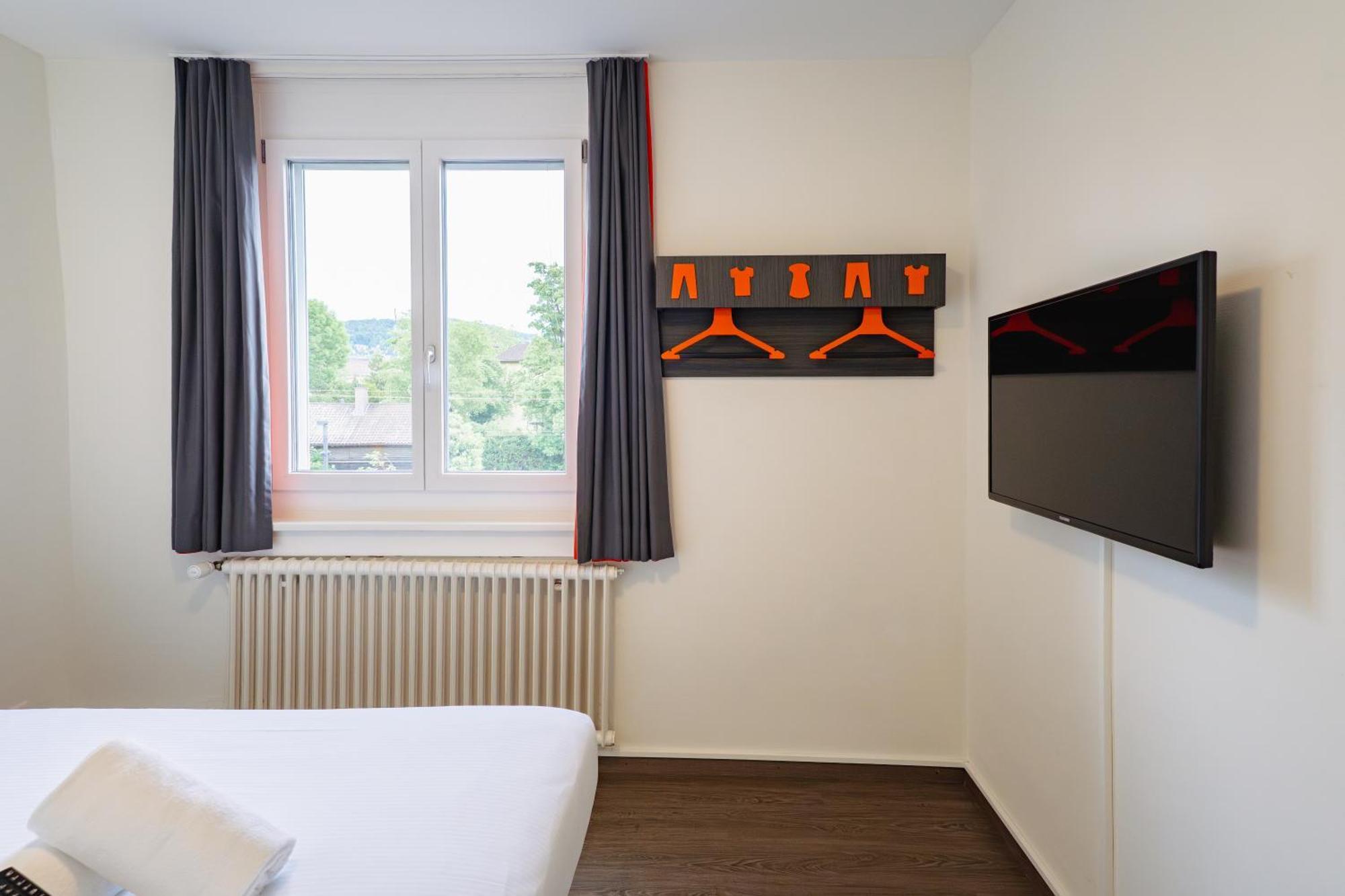 Easyhotel West