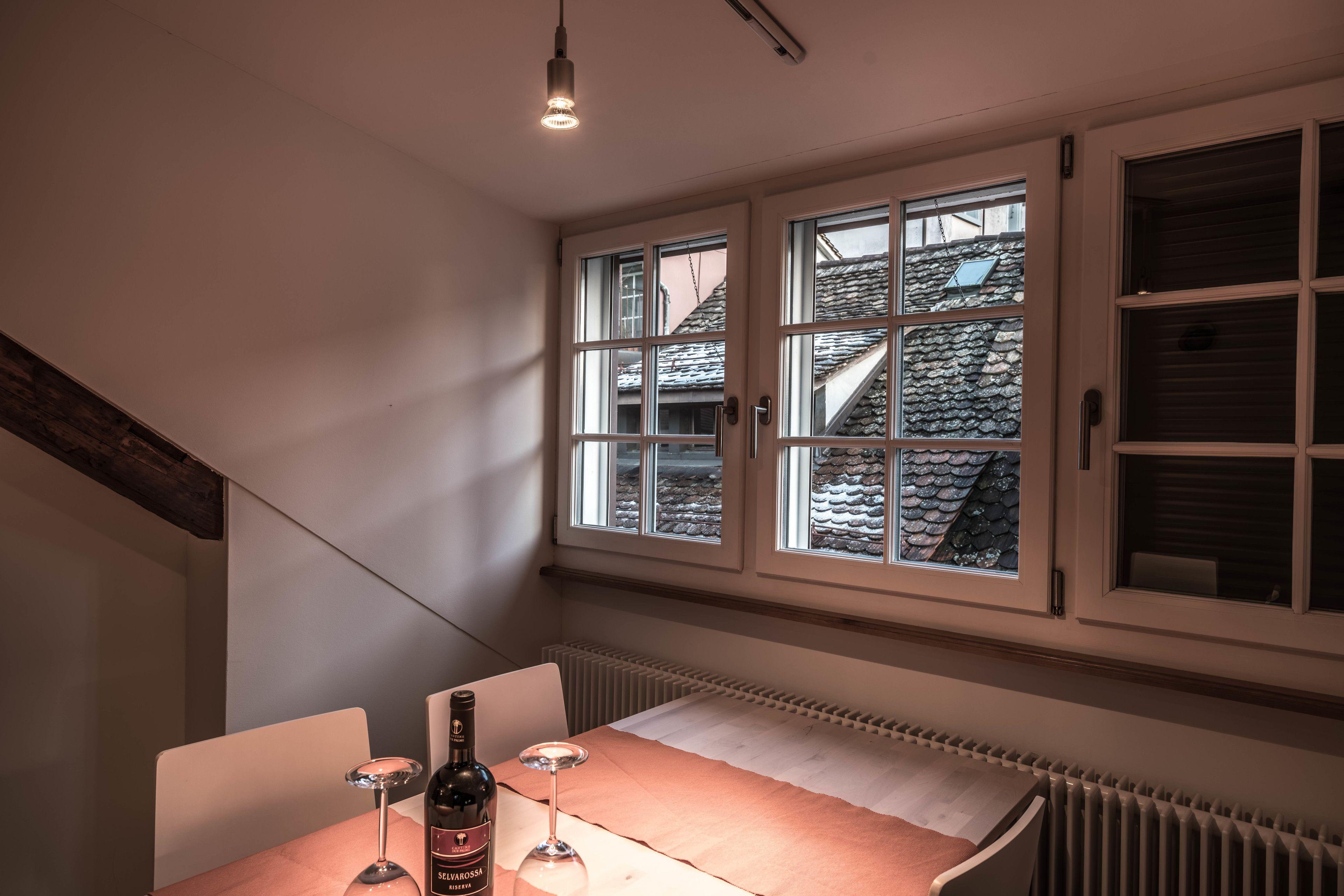 Lake Side Location Bellevue Apartment