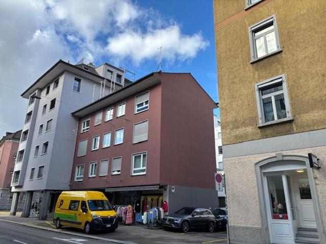 Modest In The Center - Cross 4 * Zurich