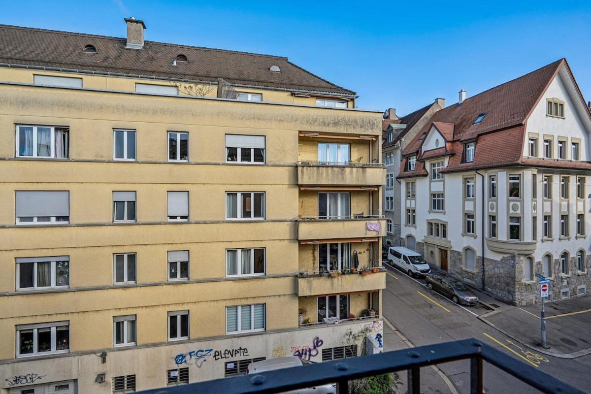 Modern - Walk Everywhere - Crown 47 Zurich