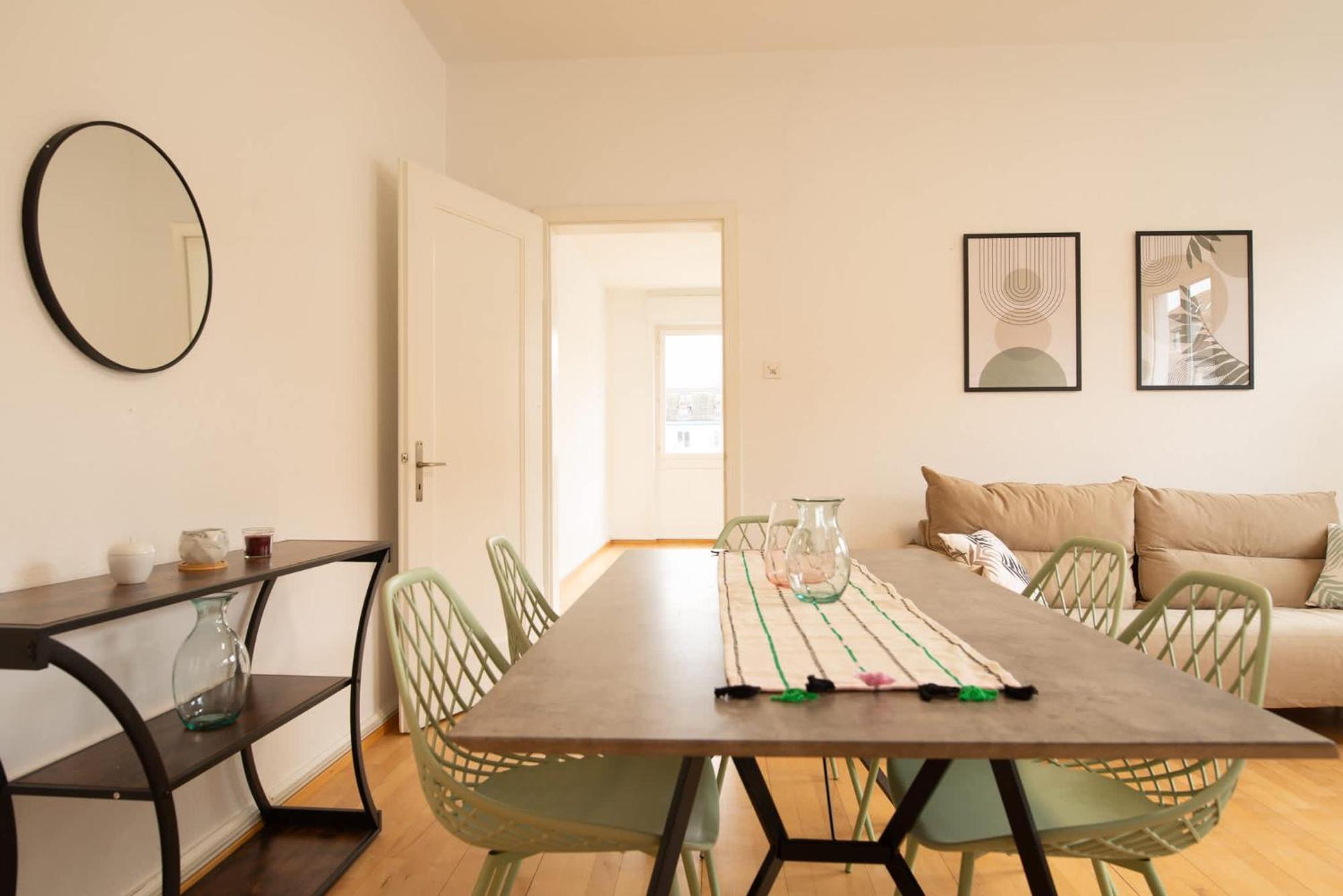 Spacious Flat With Game & Pool Table Apartment