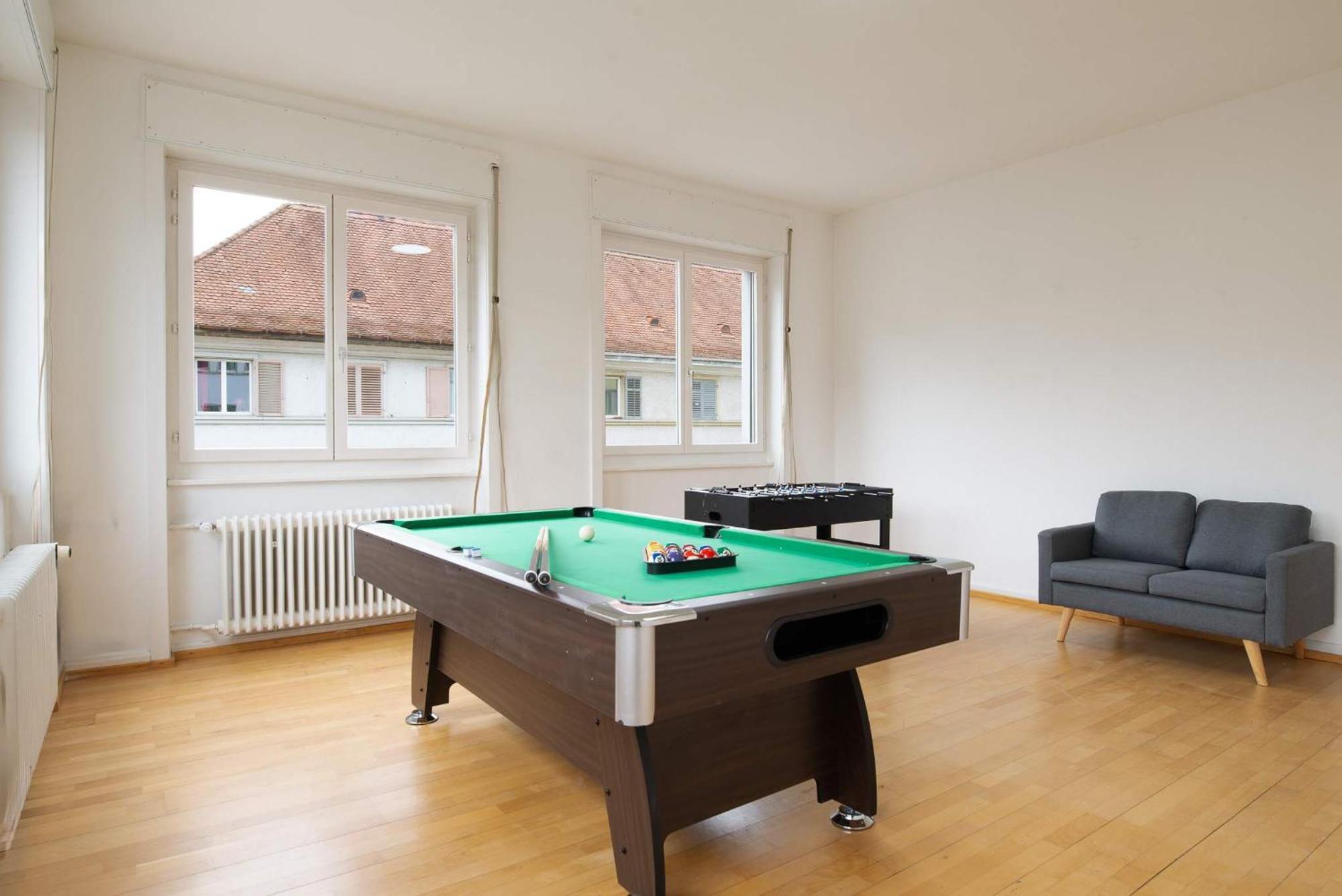 Spacious Flat With Game & Pool Table Zurich
