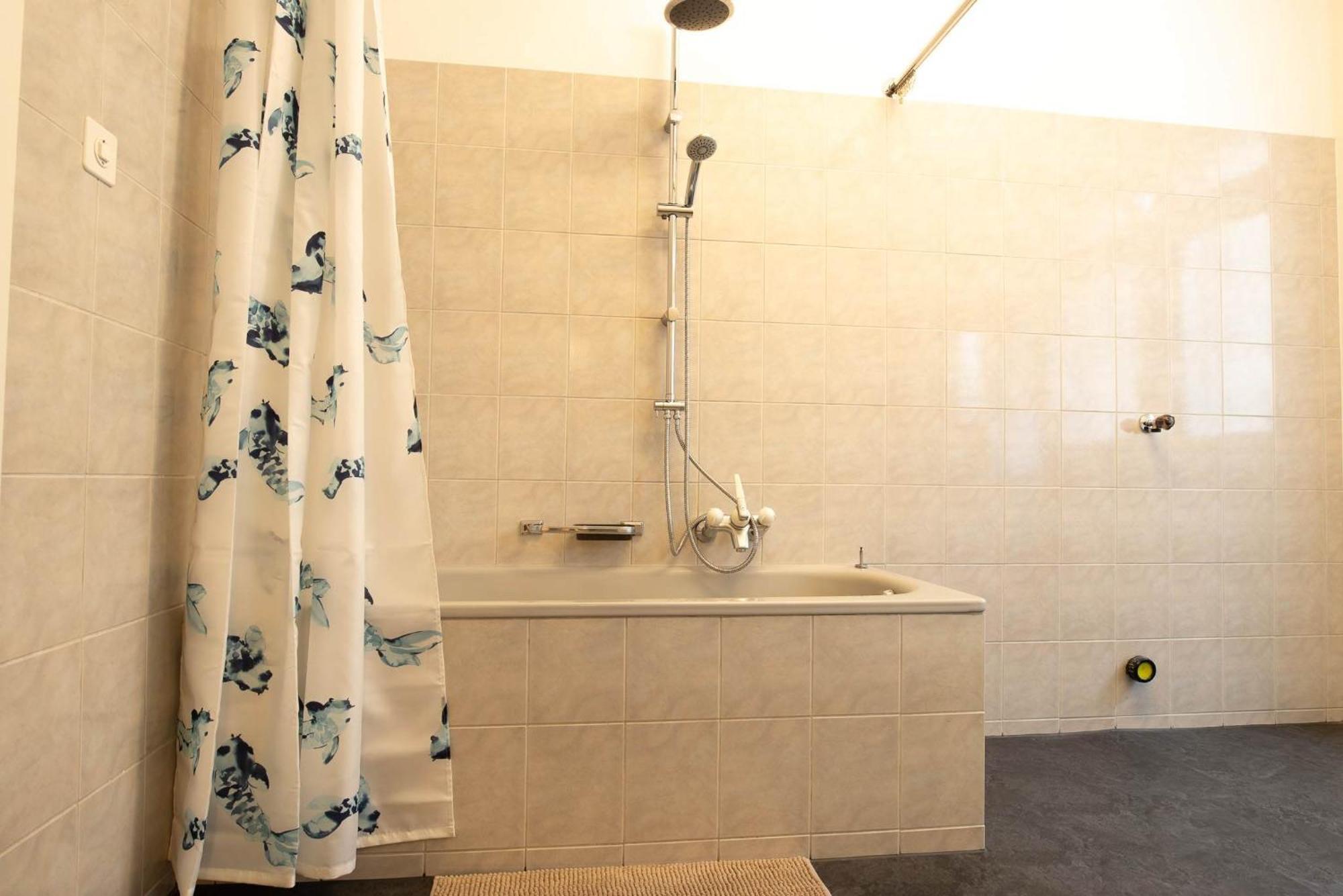 Spacious Flat With Game & Pool Table *