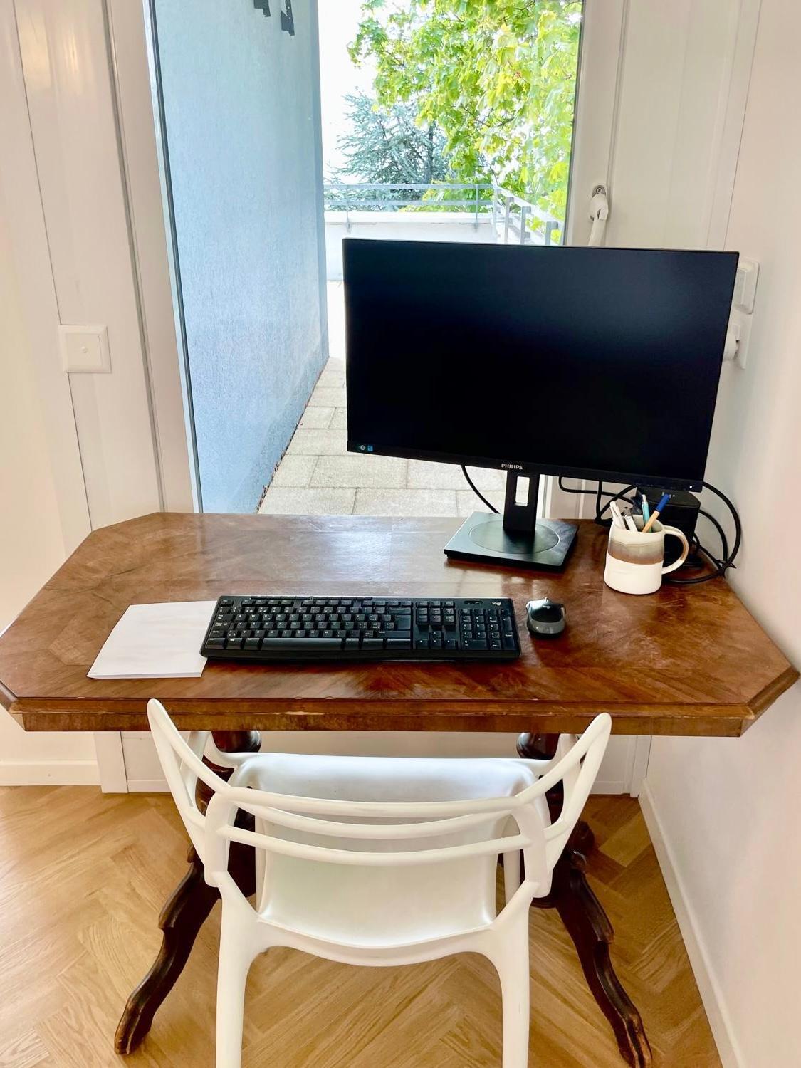 Luxury, Quiet Flat Overlooking Apartment *