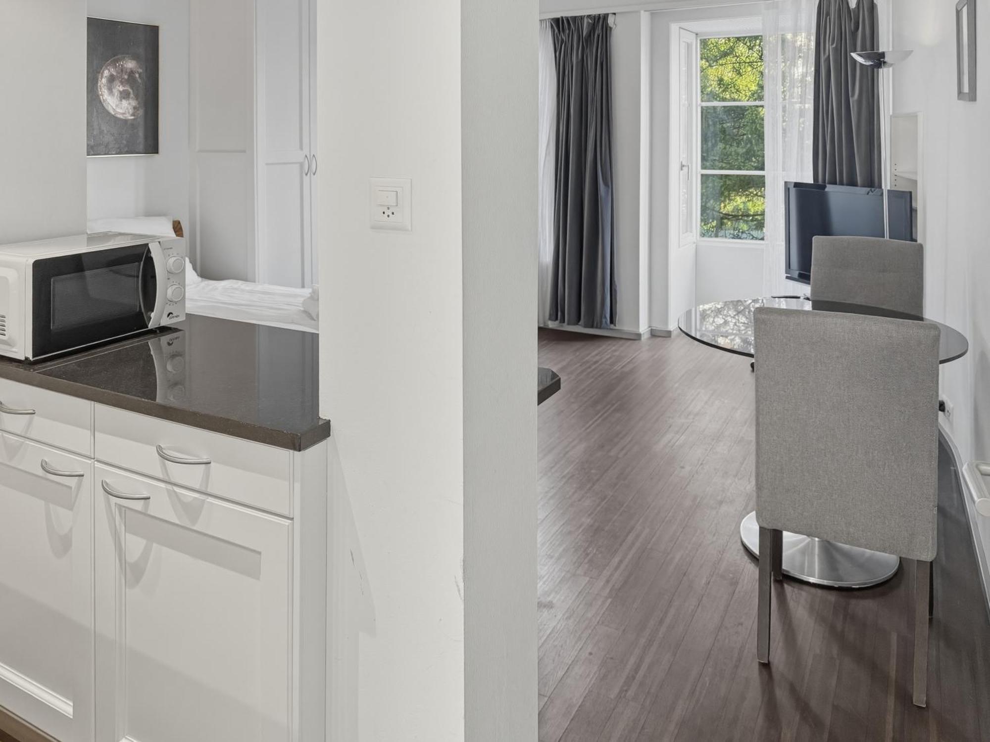 Charming In The Old Town - Uz15