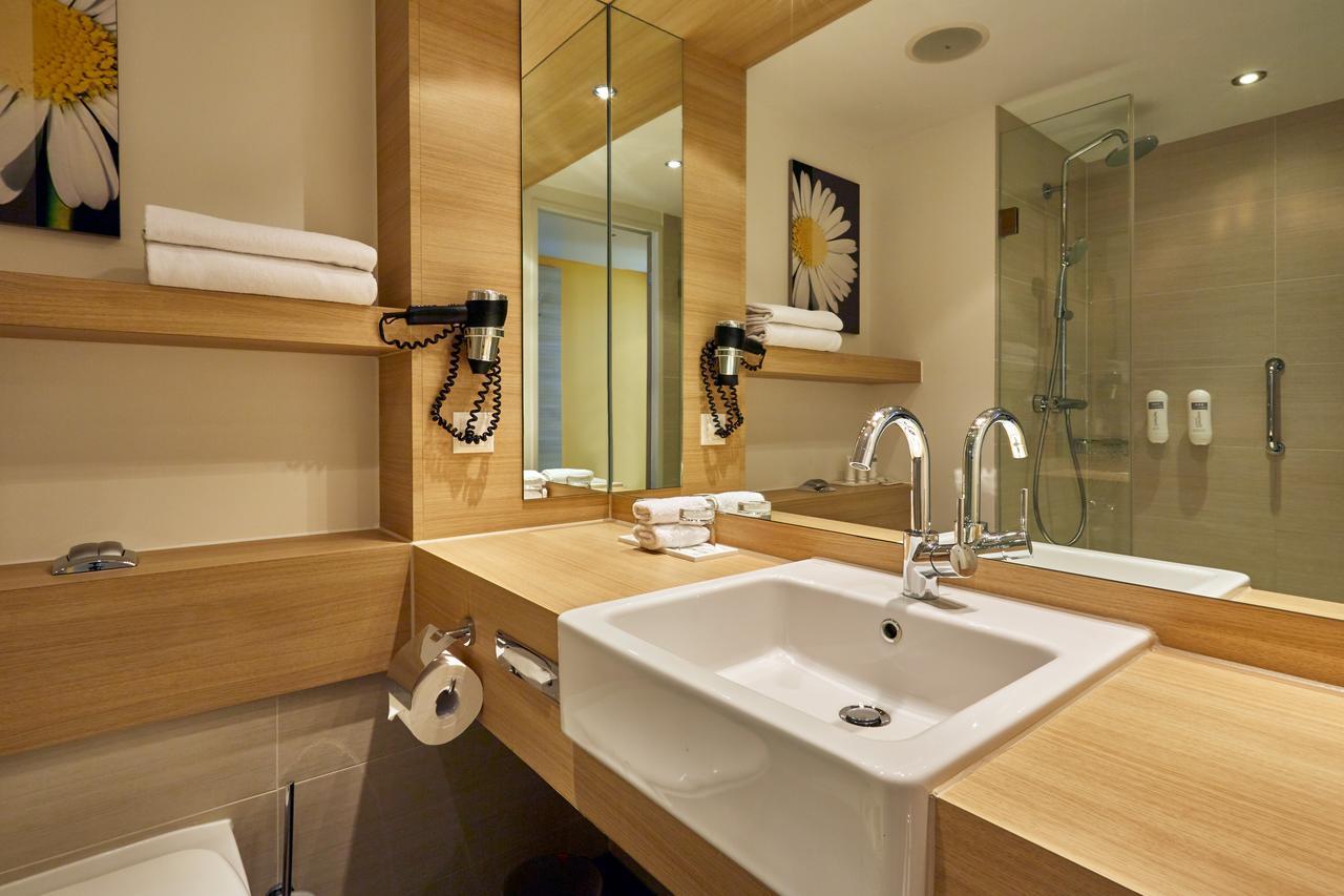 Hotel H+