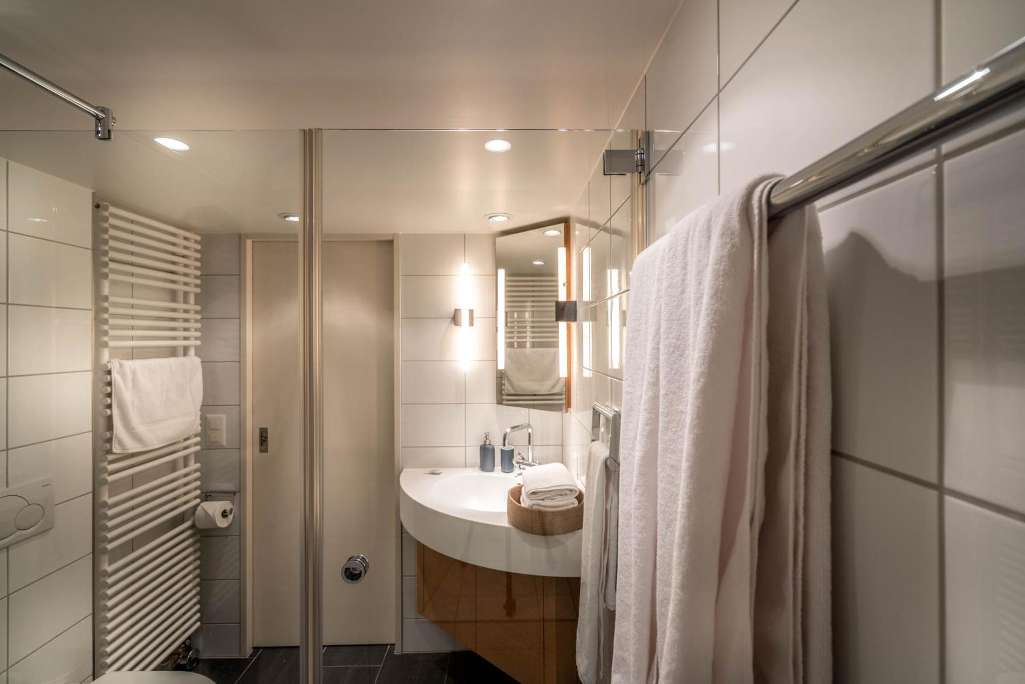 Lake Side Location Bellevue Apartment *