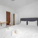 Urban Oasis With Queen Bed And View Be-12