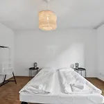 Apartment Chic Near Center