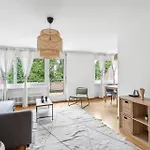 Chic Near Center Apartment *