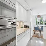 Apartment Chic Near Center