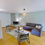 Apartment Chic Near Center
