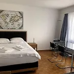 Bright And Quiet Studio In The City Center - Sky1