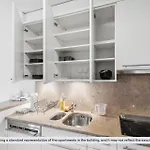 Chic Near Center Apartment *