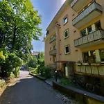 Designer Apt, 2 Balconies, 10Min To Main Station