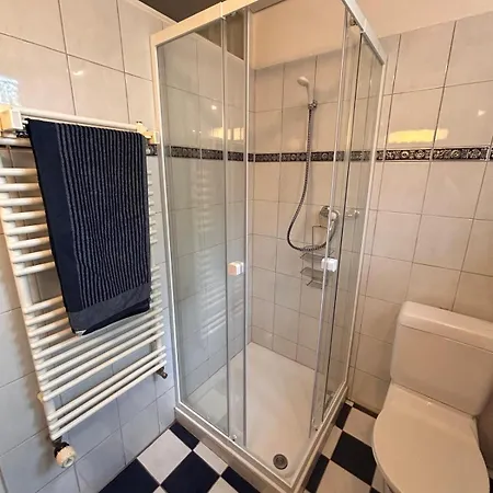 2 Mit Kueche Und Bad Apartment