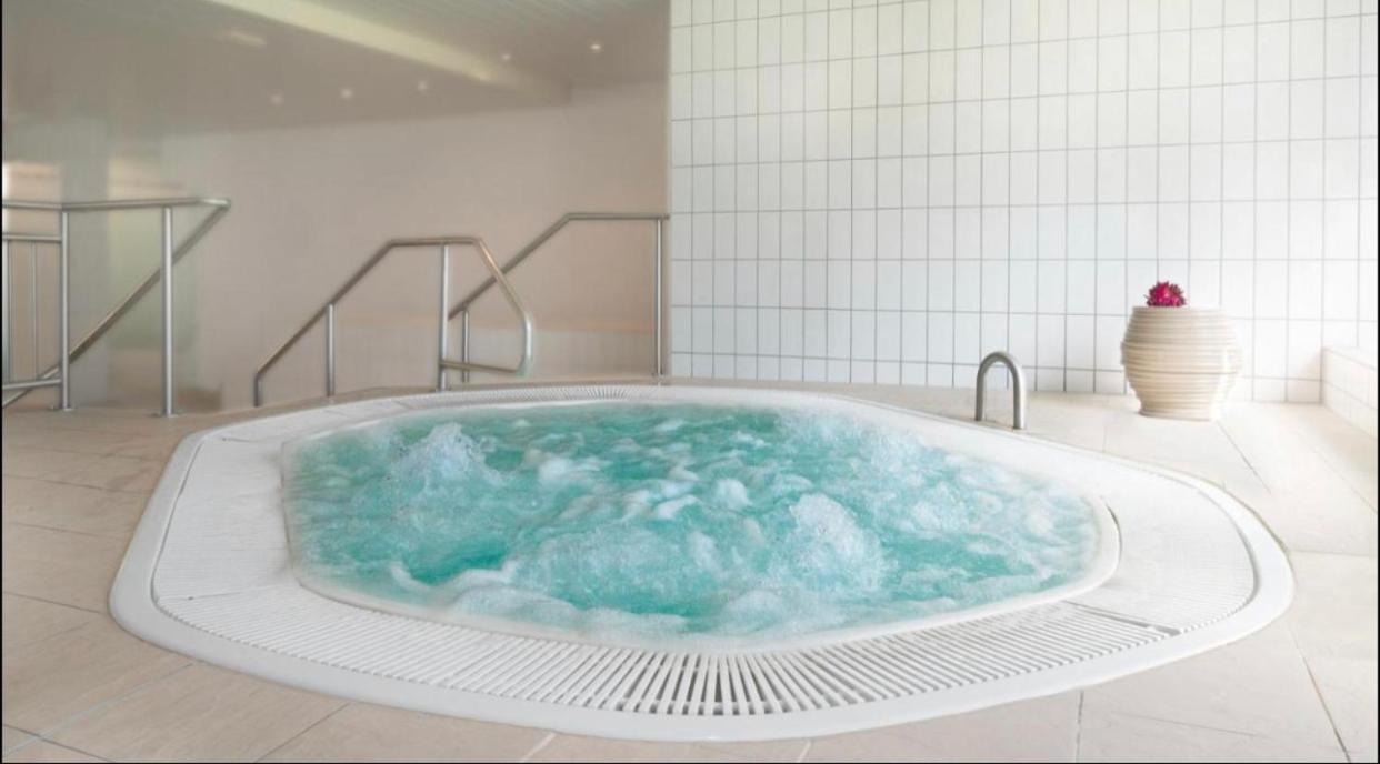 Executive Location & Fast Free Wi-fi & Ac & Parking