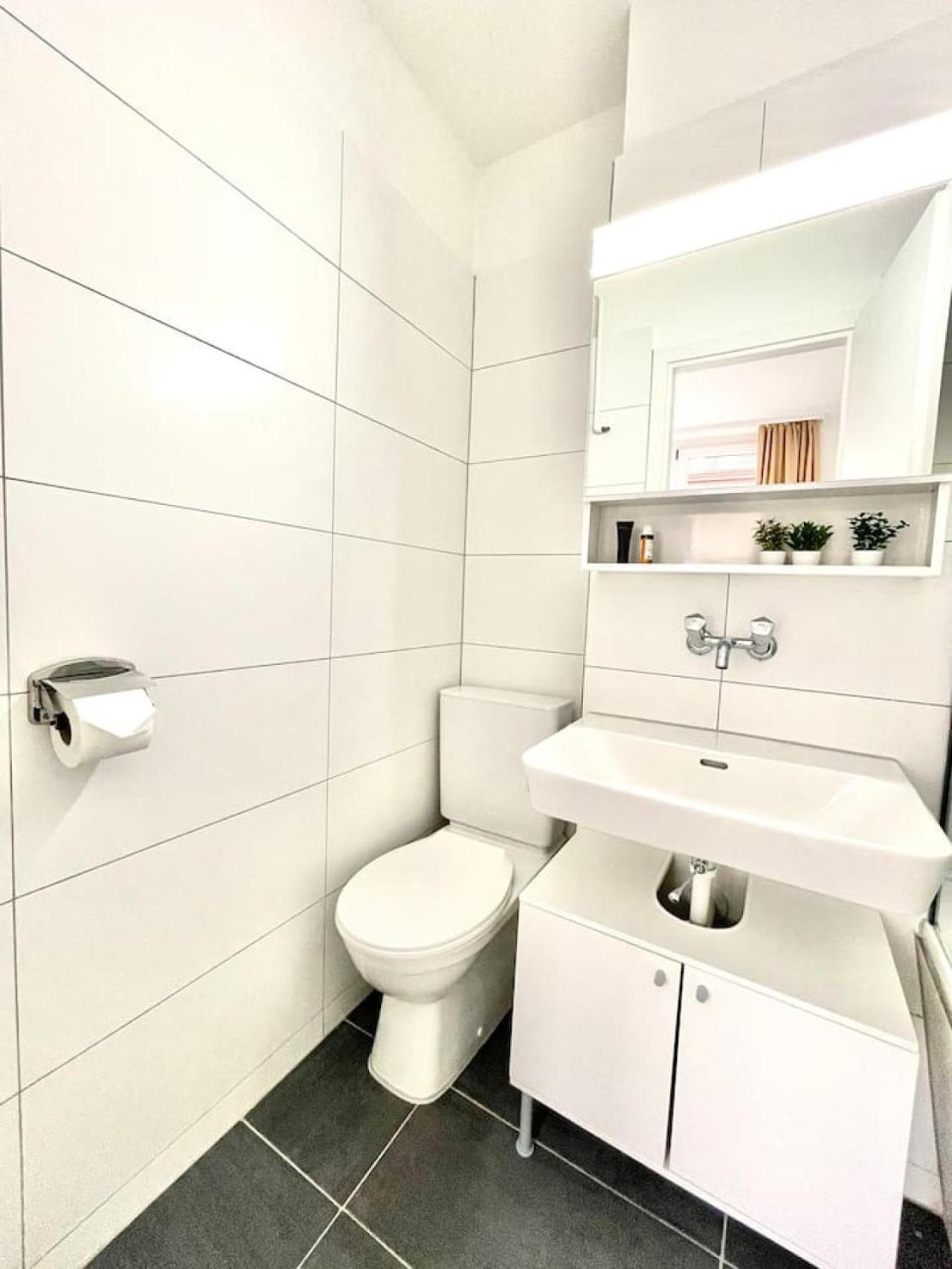 Apartment Urban Oasis With Queen Bed And View Be-18