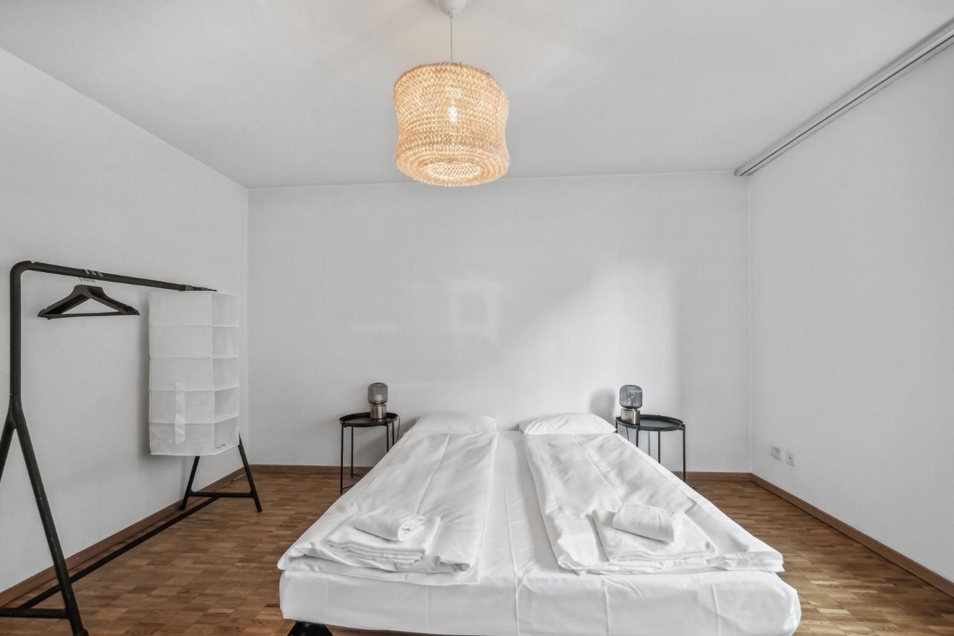 Apartment Chic Near Center