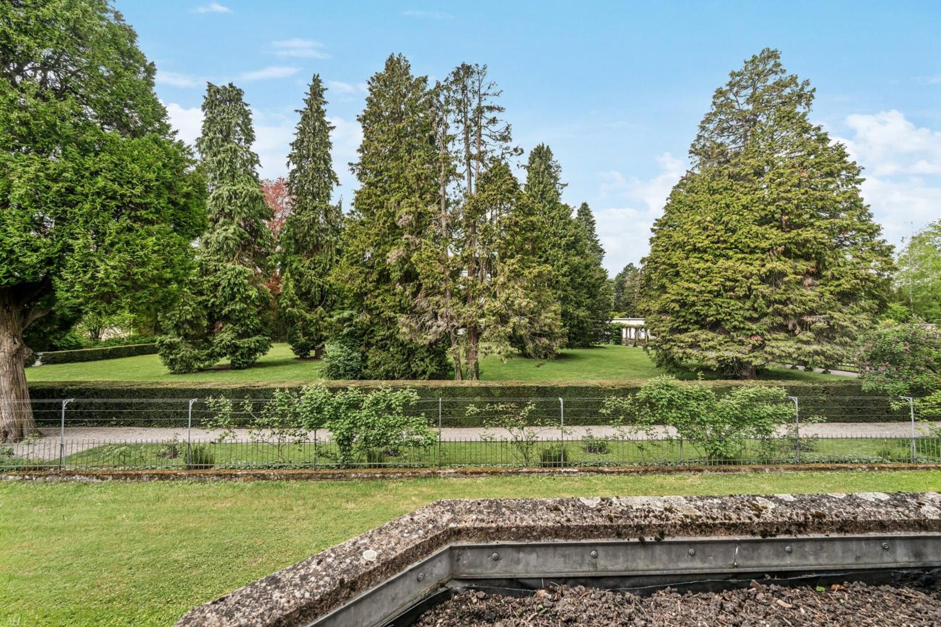 Chic Near Center Apartment *