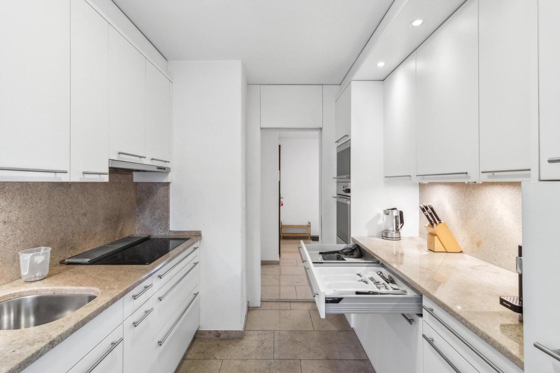 Apartment Chic Near Center