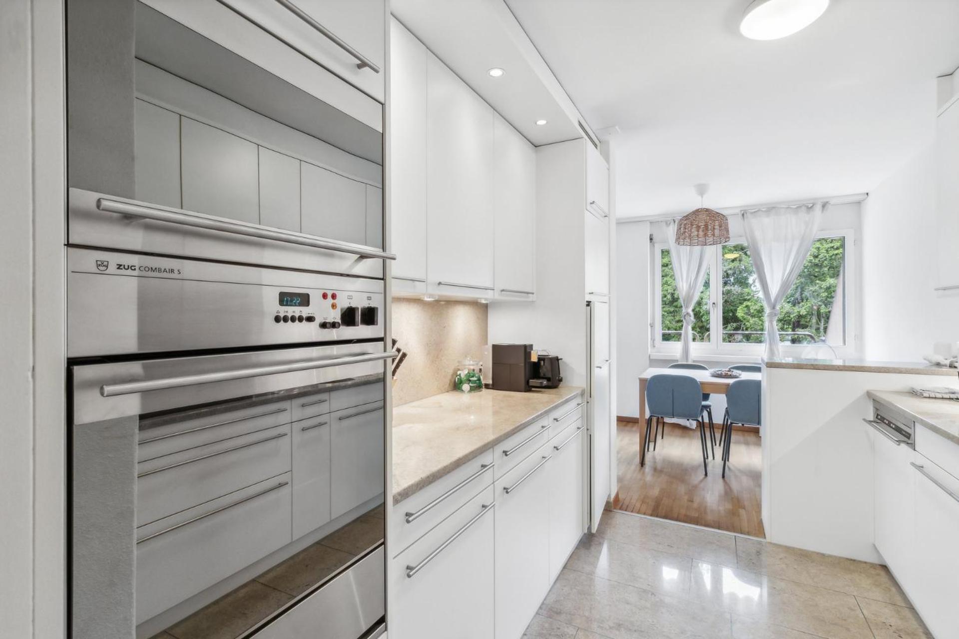 Apartment Chic Near Center