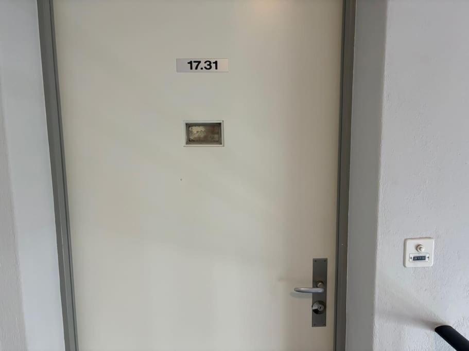 Live In The Center - Cross 5 Apartment Zurich