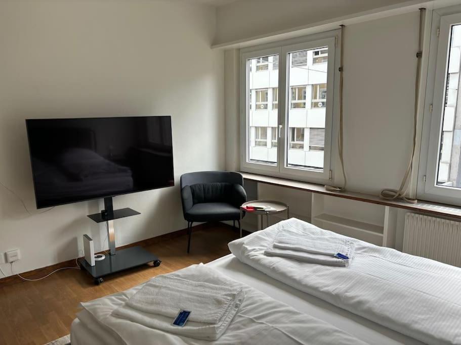 Live In The Center - Cross 5 Apartment